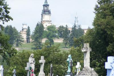Widok na klasztor z cmentarza